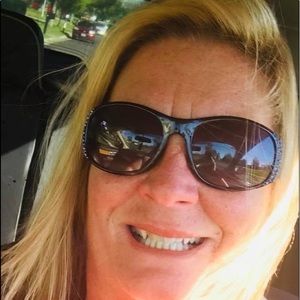 Meet your Posher, Lora